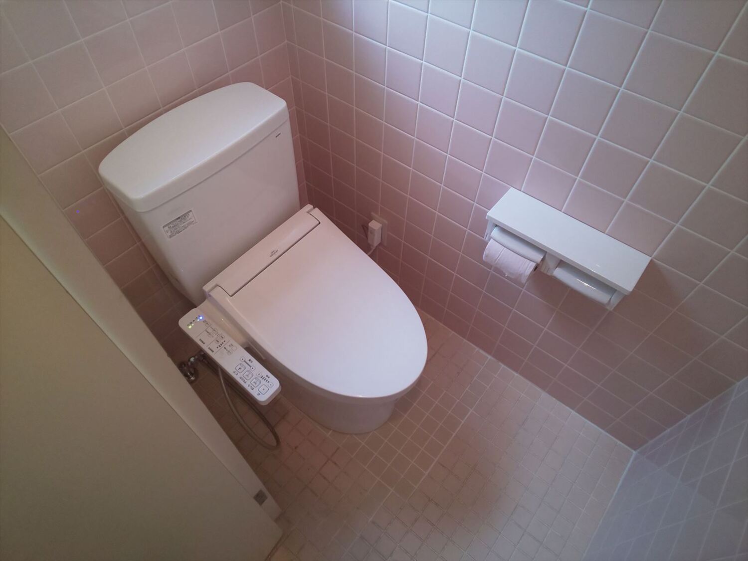 長年、神社関係者を主体として近隣住民の人々も利用していた集会所のトイレであるが和式ということもあり神社関係者等の要望により洋式に改修してほしいとのことで既存の状態を生かした使用しやすいトイレのリフォーム　～case F様邸～