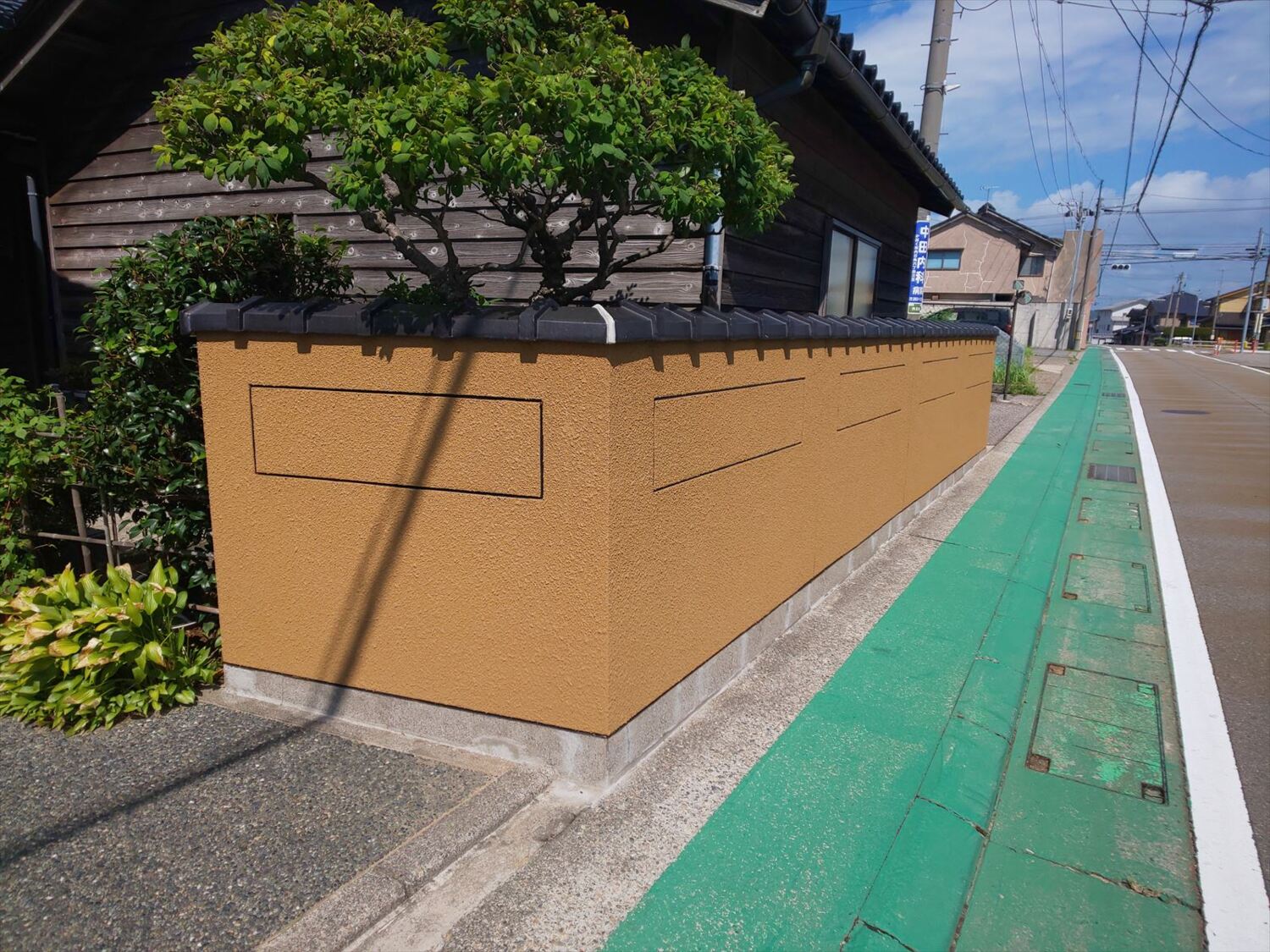 震災によりブロック塀にひび割れが発生し構造上脆弱な状態になる危険性もあり、補強工事を施し通学路に面する箇所というこもあり美観上表面に吹付を施工し施主にも満足して頂いた出来栄えの優れたリフォーム　～case O様邸～